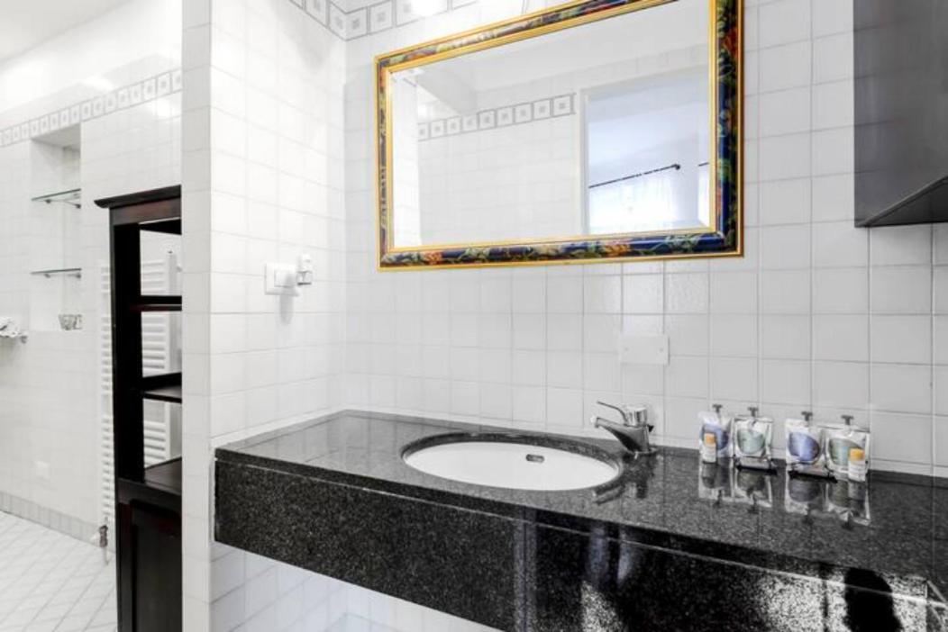 Pagano & Cenacolo Bright Apartment Milan Luaran gambar